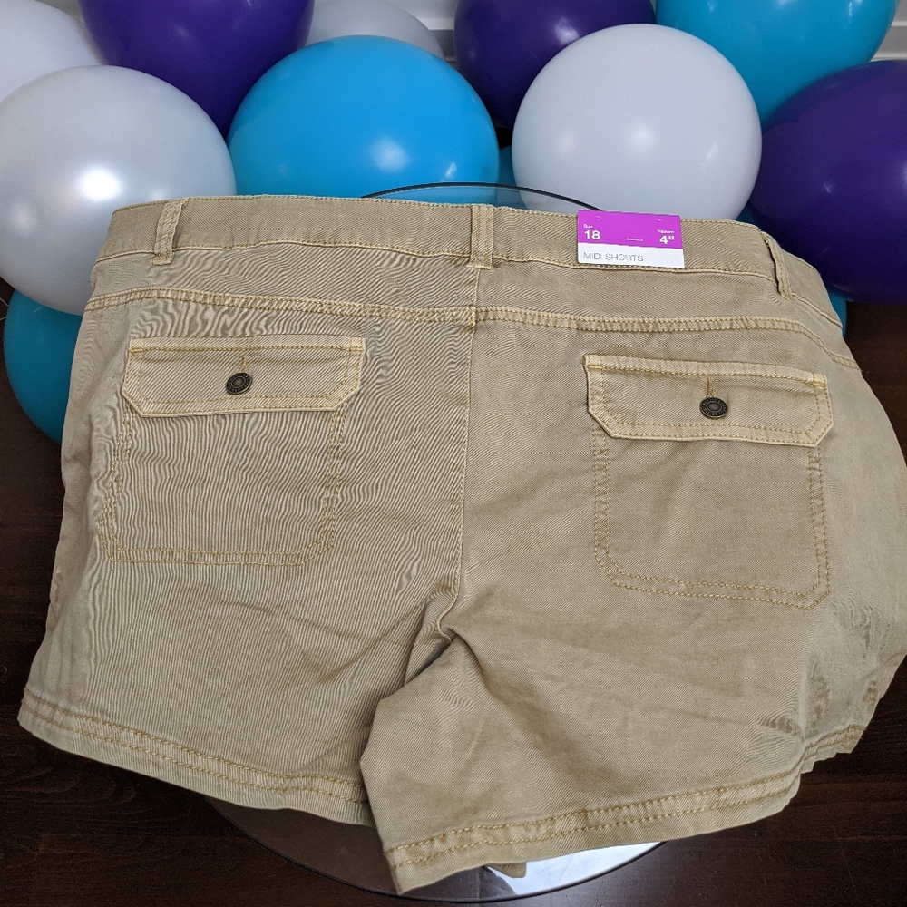 Shorts - Picture 2 of 5